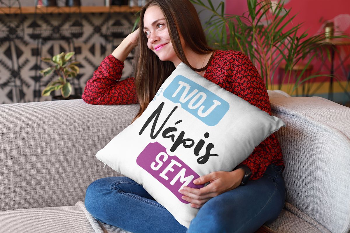 Vankúš s vlastným nápisom potlačíš na puppynator.sk